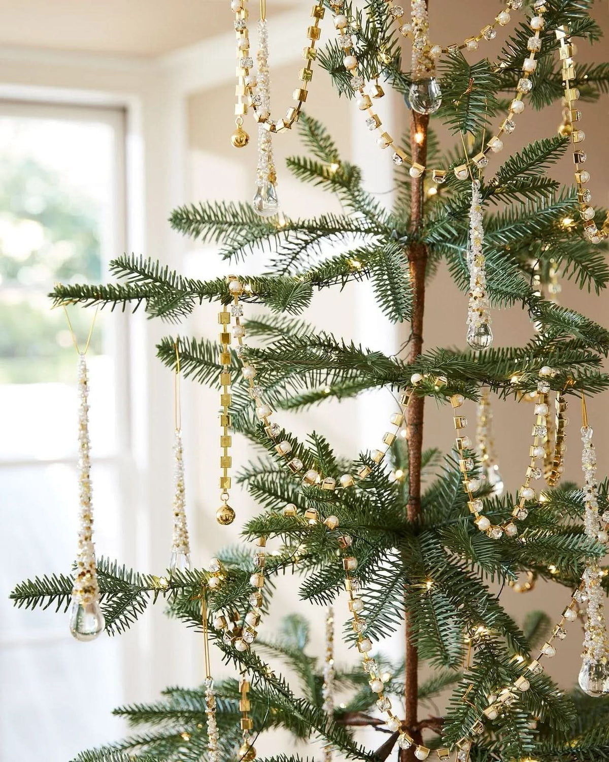 Árvore de Natal Slim Alpine com Galhos Articulados, Suporte Metálico e Micro LEDs Embutidos