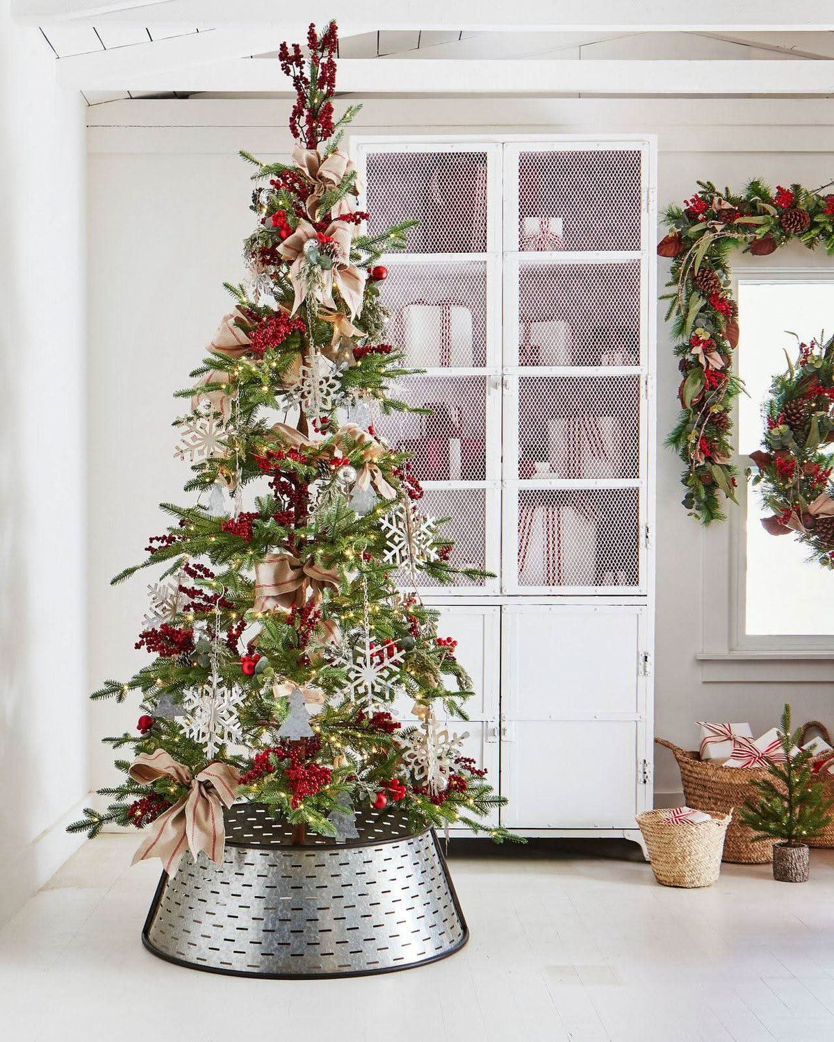 Árvore de Natal Slim Alpine com Galhos Articulados, Suporte Metálico e Micro LEDs Embutidos