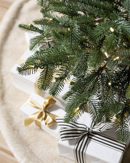 Árvore de Natal European Fir com Galhos Articulados, Suporte Metálico e Micro LEDs Embutidos