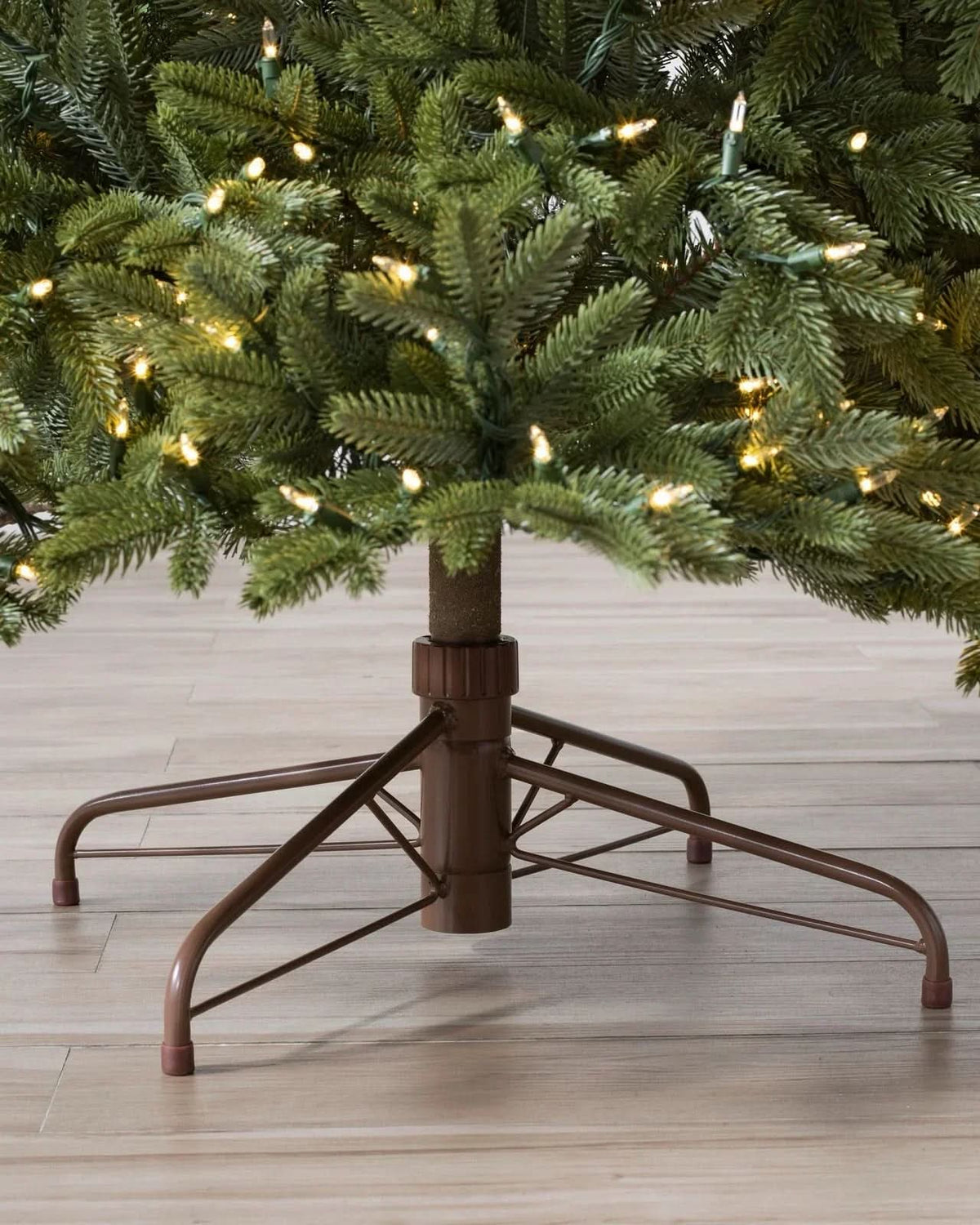 Árvore de Natal Silverado Slim com Galhos Articulados, Suporte Metálico e Micro LEDs Embutidos