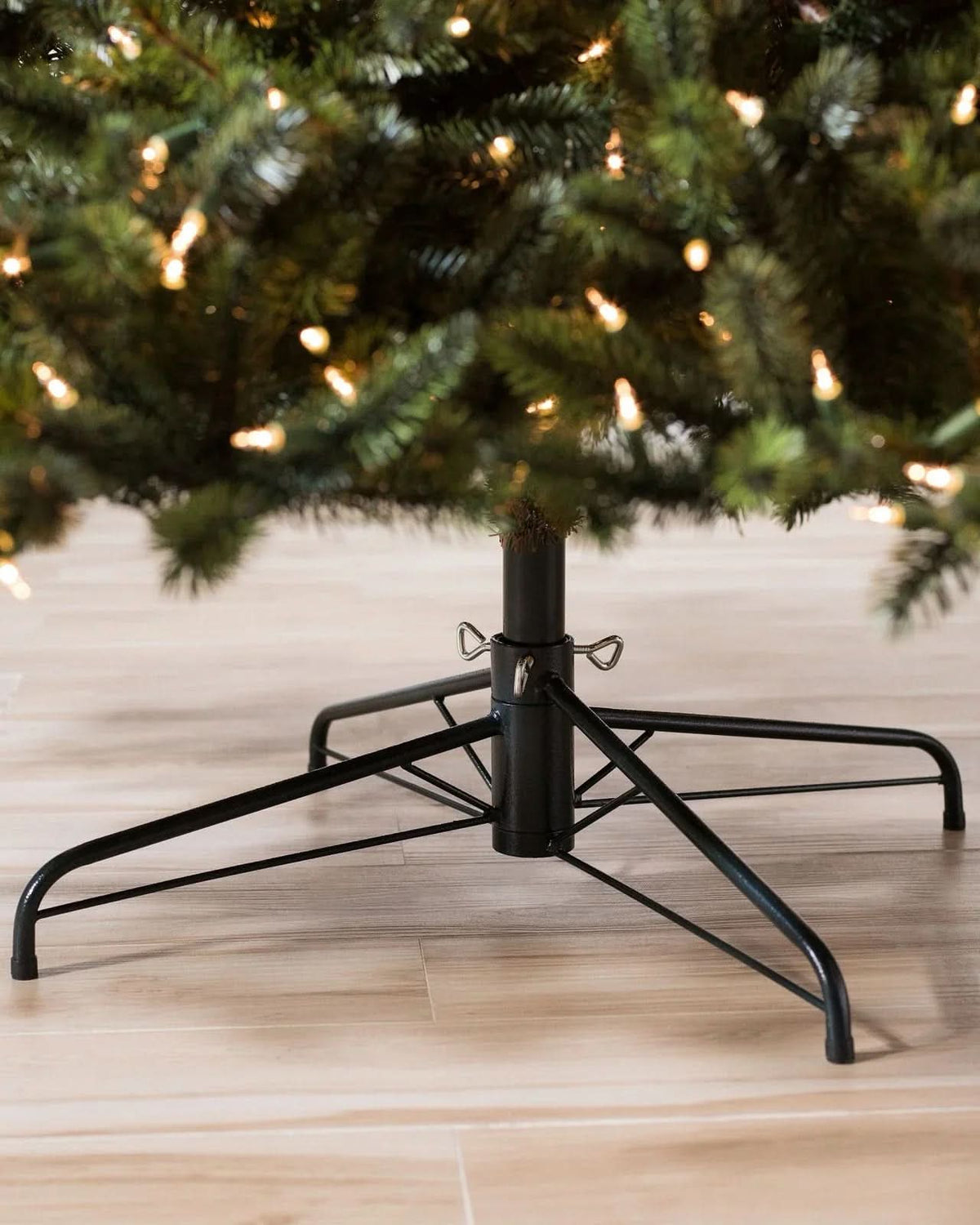 Árvore de Natal California Baby Redwood com Galhos Articulados, Suporte Metálico e Micro LEDs Embutidos