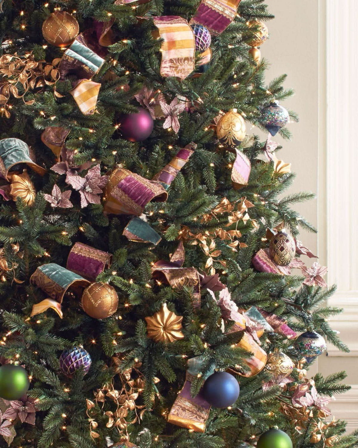 Árvore de Natal California Baby Redwood com Galhos Articulados, Suporte Metálico e Micro LEDs Embutidos