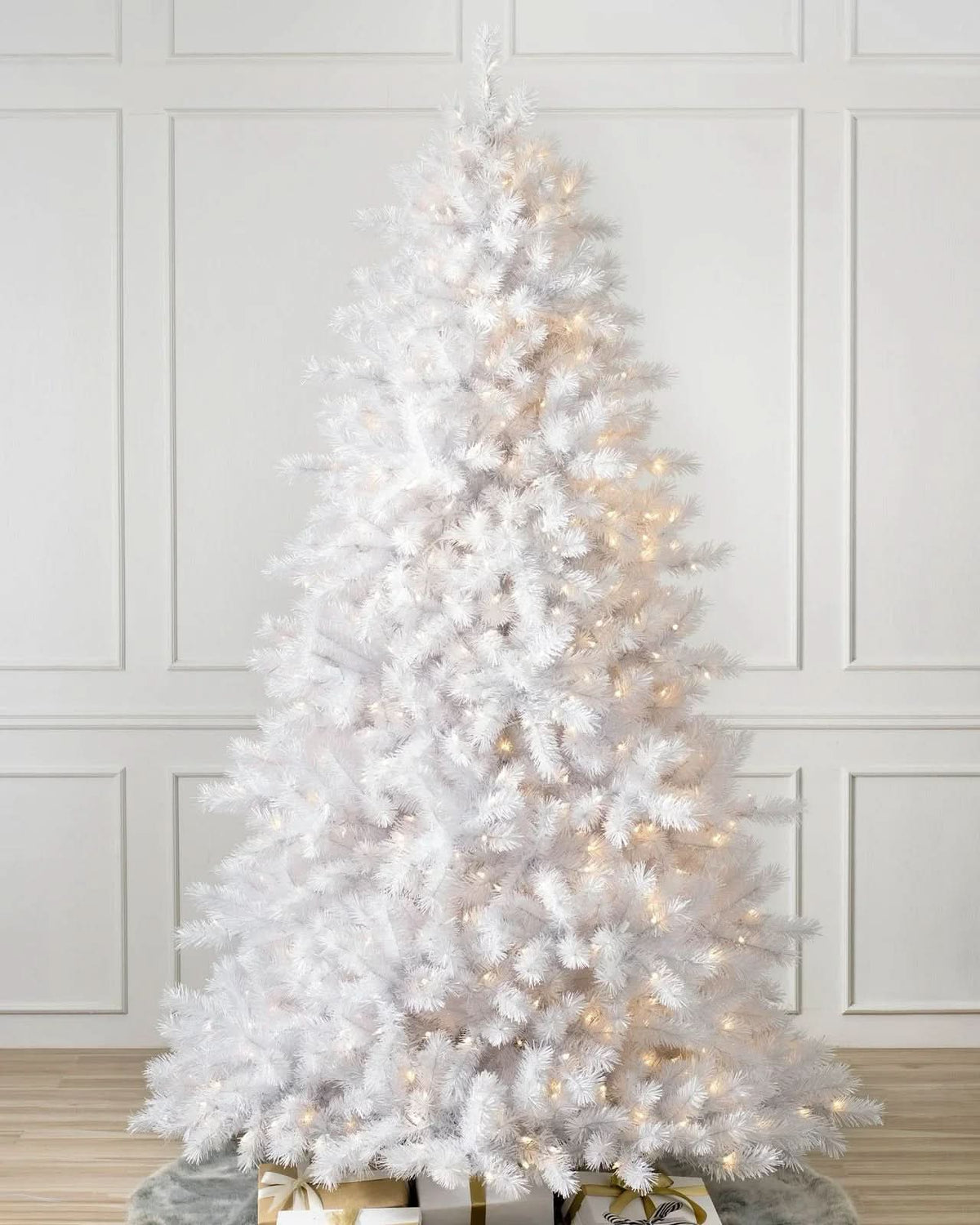 Árvore de Natal Branca Classic com Galhos Articulados, Suporte Metálico e Micro LEDs Embutidos