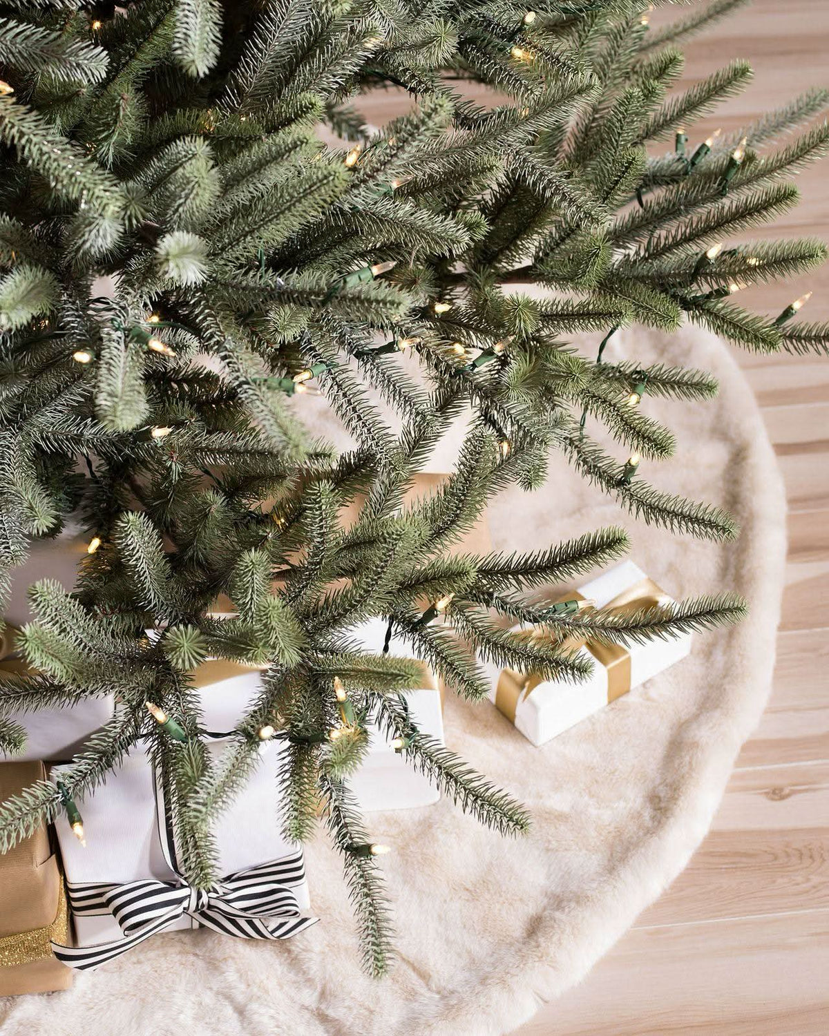 Árvore de Natal Sanibel Spruce com Galhos Articulados, Suporte Metálico e Micro LEDs Embutidos