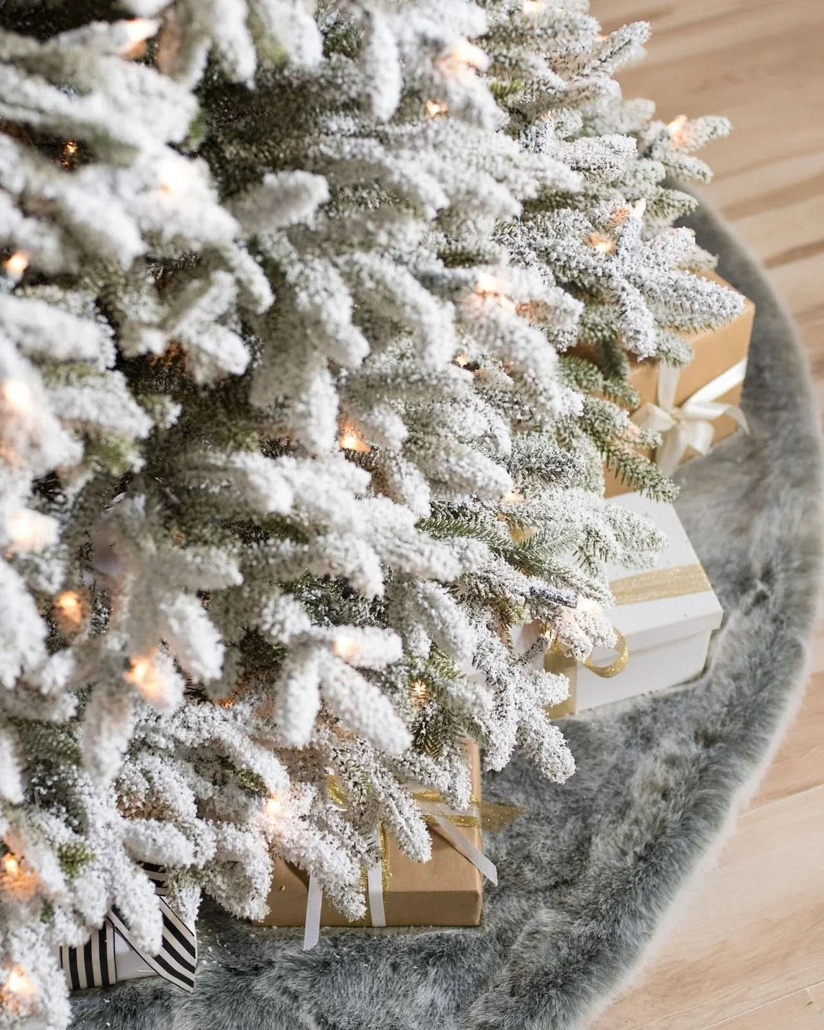 Árvore de Natal Nevada Frosted Fraser com Galhos Articulados, Suporte Metálico e Micro LEDs Embutidos